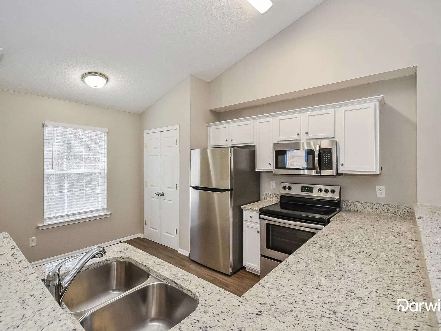 4 bed, 3.0 bath, 2328 sqft, $1,899 — Photo 3