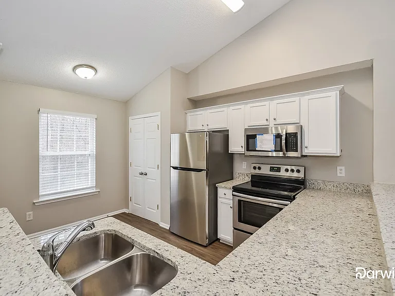 411 Ridgewood Dr — Photo 3