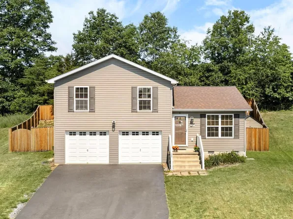 250 Freight Car Cir, Bunker Hill, WV 25413