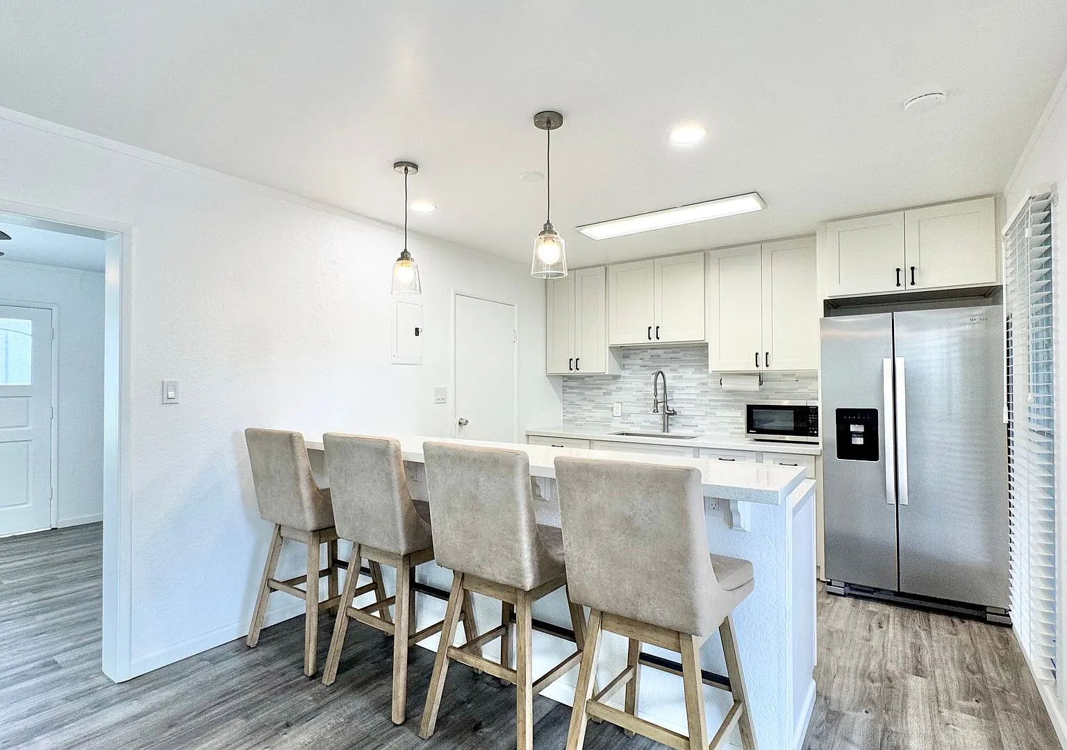 Updated 3 Bedroom Townhome Unit With 2 Parking Stalls — Photo 2