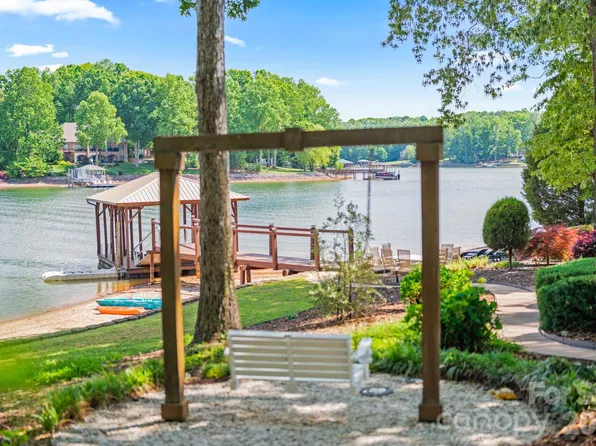450 Greenbay Rd, Mooresville, NC 28117