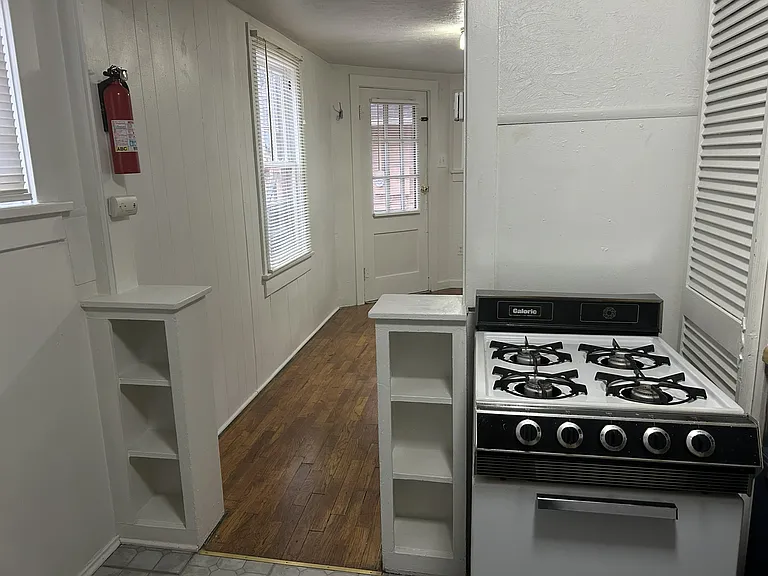 908 Midland Ave — Photo 16