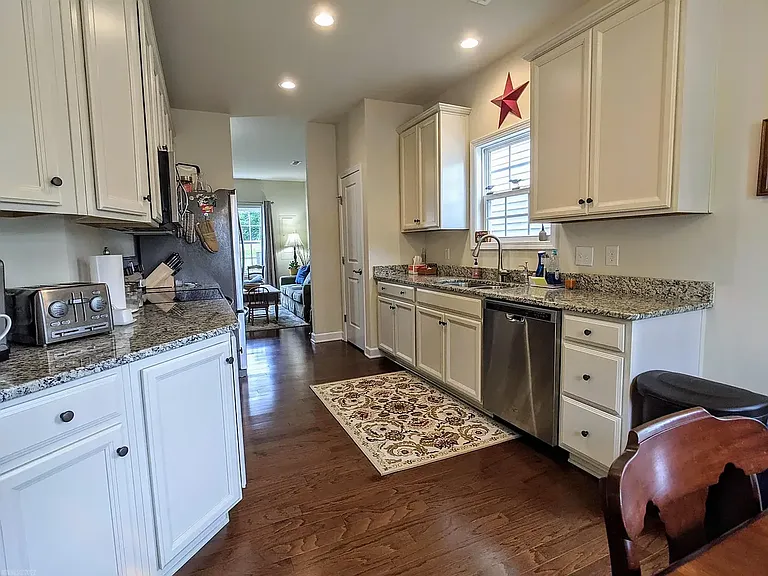 305 Phoenix Blvd NW — Photo 2