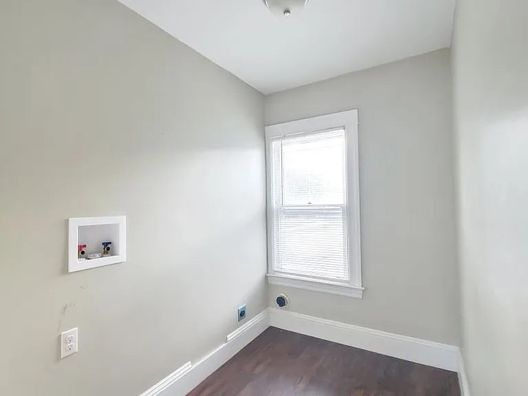 217 W 14th St — Photo 9