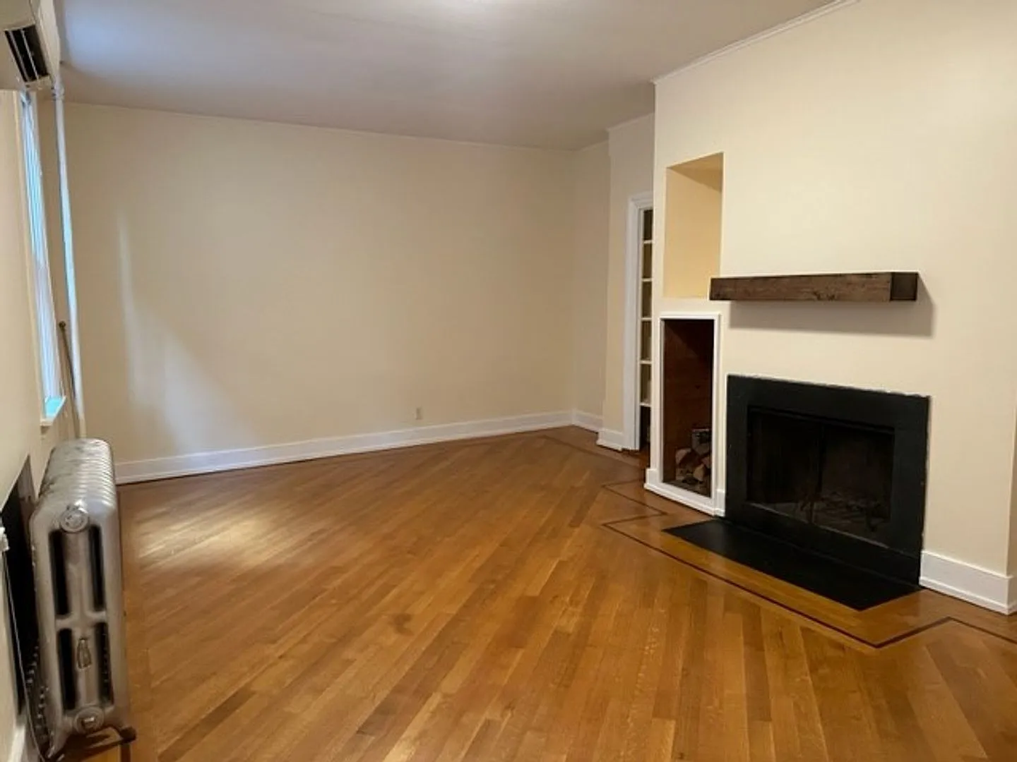 Welcome to our cozy 1st floor 2-bedroom, 1-bathroom apartment located in the heart of Harrisburg,... — Photo 2