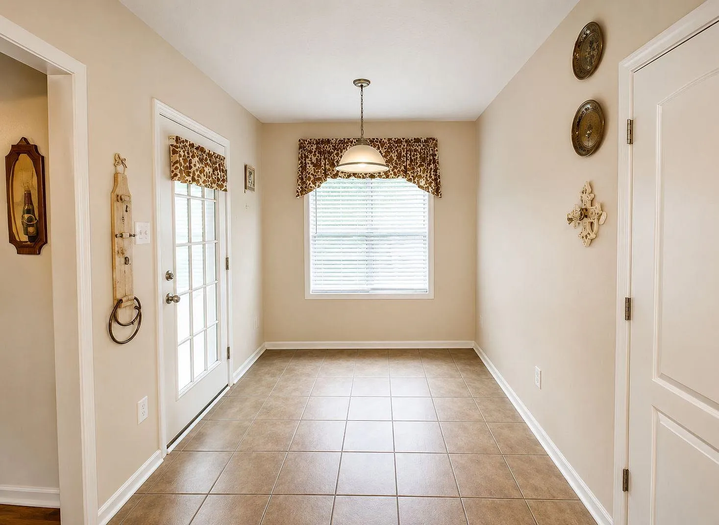 3 bed, 2.0 bath, 1511 sqft, $1,900 — Photo 3