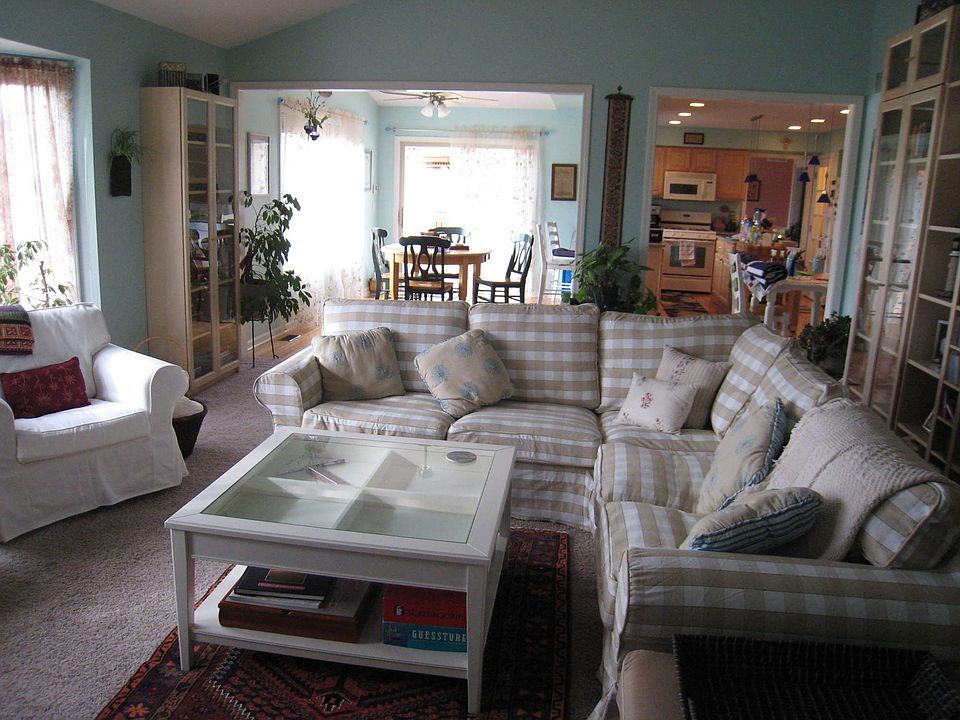 Open areas from living, to eat in kitchen