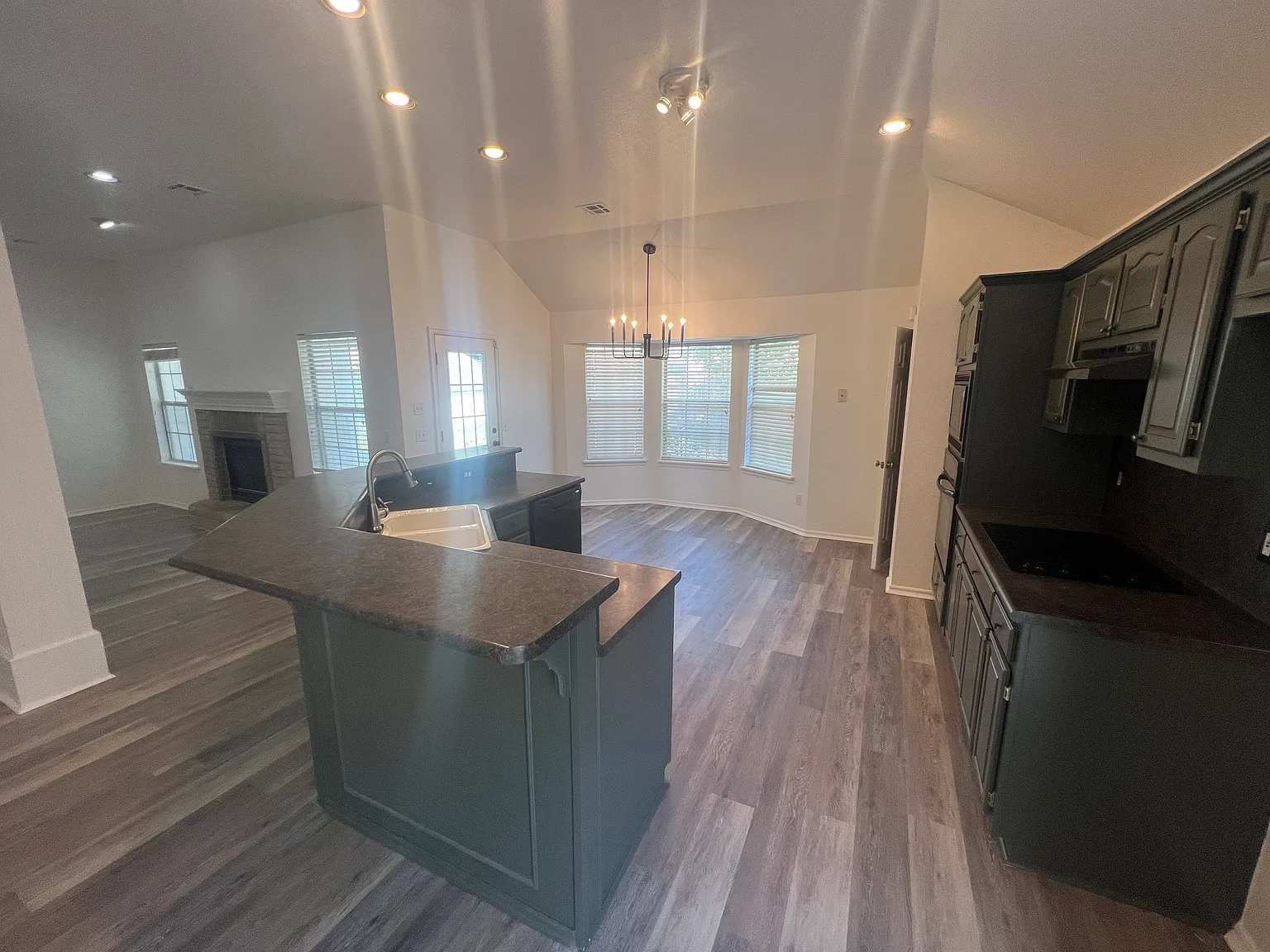 4 bed, 2006 sqft, $2,350 — Photo 3