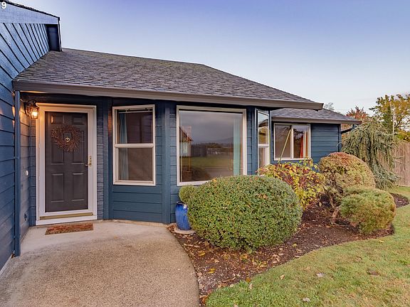4th image of 718 NE 173rd Ave