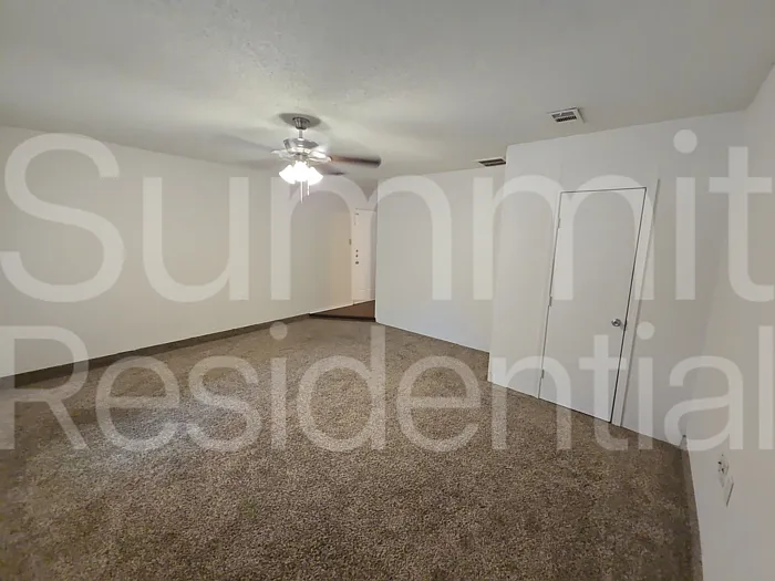 1607 Parkwood Dr — Photo 6