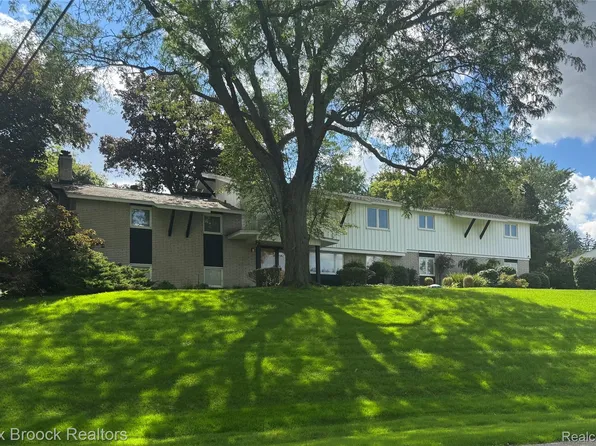 3035 Parkland Dr, West Bloomfield, MI 48322