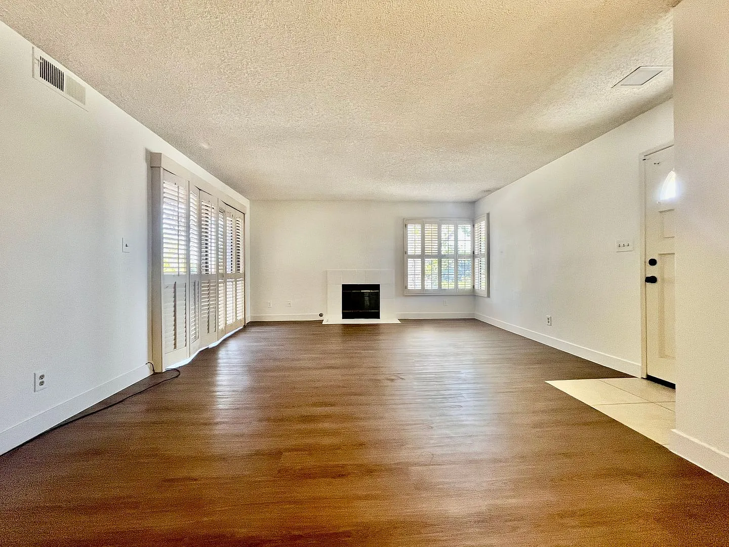 Beautiful double Master bedroom townhome with 2 car garage , in unit laundry, and a pool — Photo 4