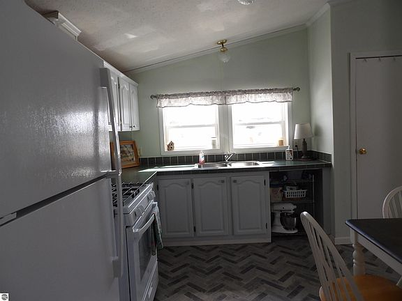 5th image of 378 Thistlewood Dr