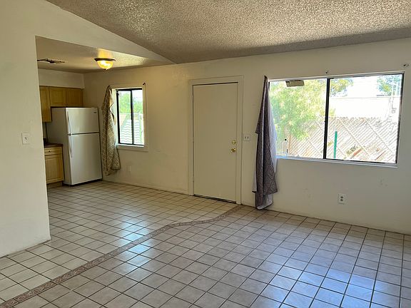 Living room/Dining area