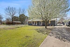 3rd image of 808 Avenue 8 SE