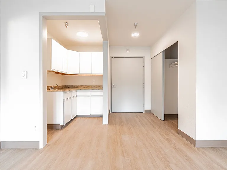 Crossroads Garden Apartments — Photo 104
