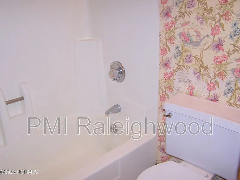 220 Foxkroft Dr — Photo 17