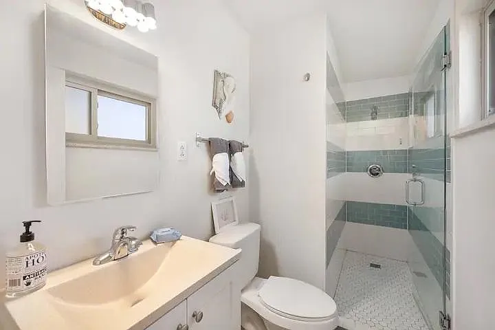 en suite bathroom to the primary bedroom