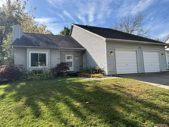 293 Woodlake Dr, Brighton, MI 48116
