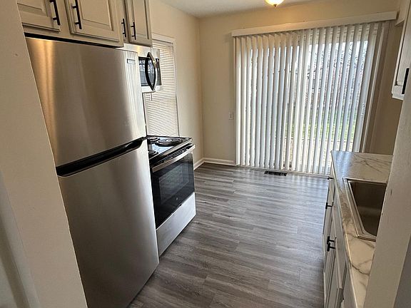2nd image of 906 E Rowland Ave