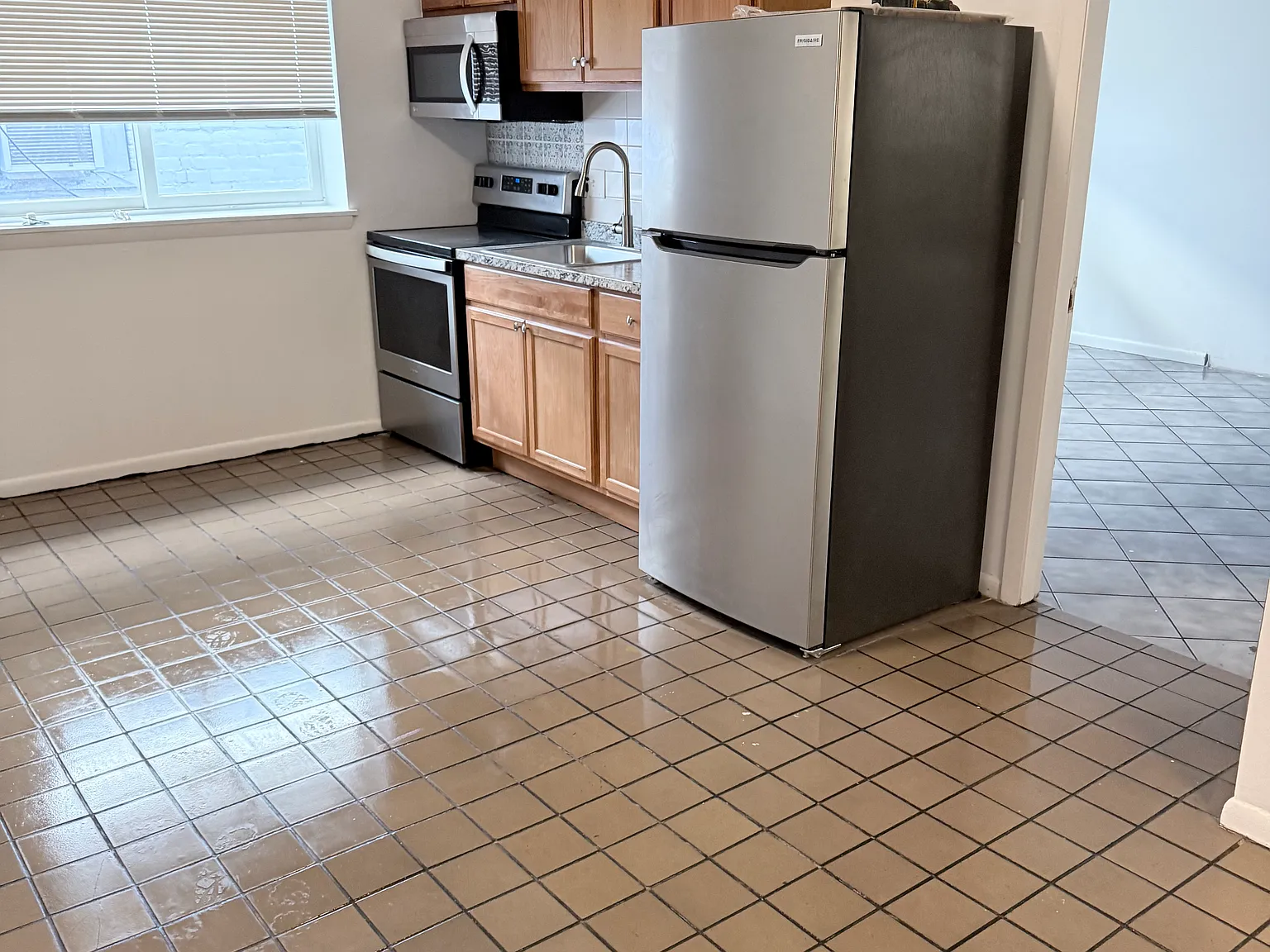 1 bed, 420 sqft, $1,050 — Photo 2