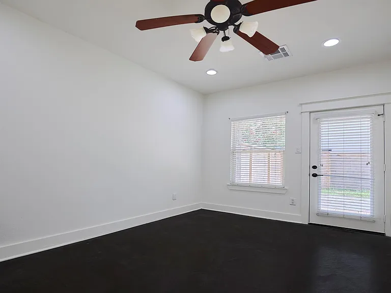 5516 Larkin St — Photo 22