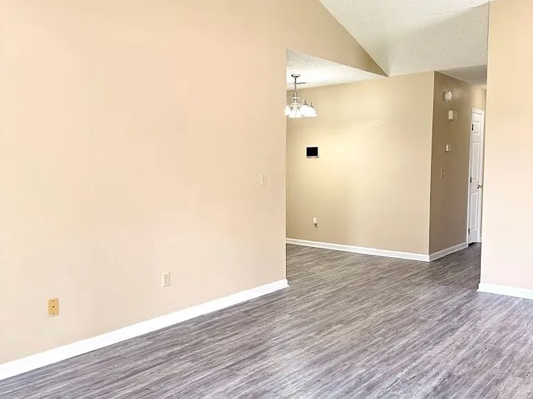 114 Leeward Dr — Photo 2