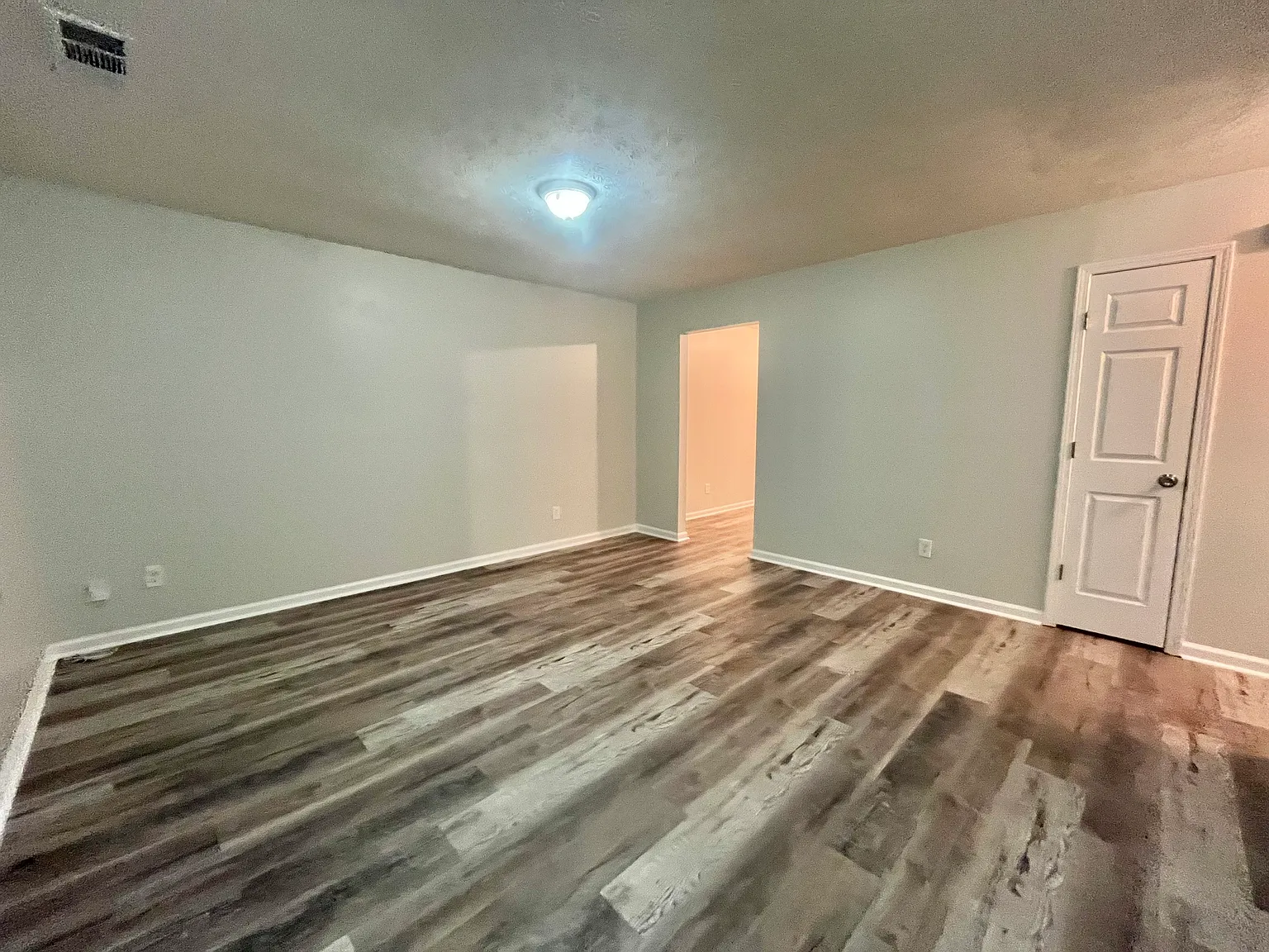 3 bed, $1,650 — Photo 2