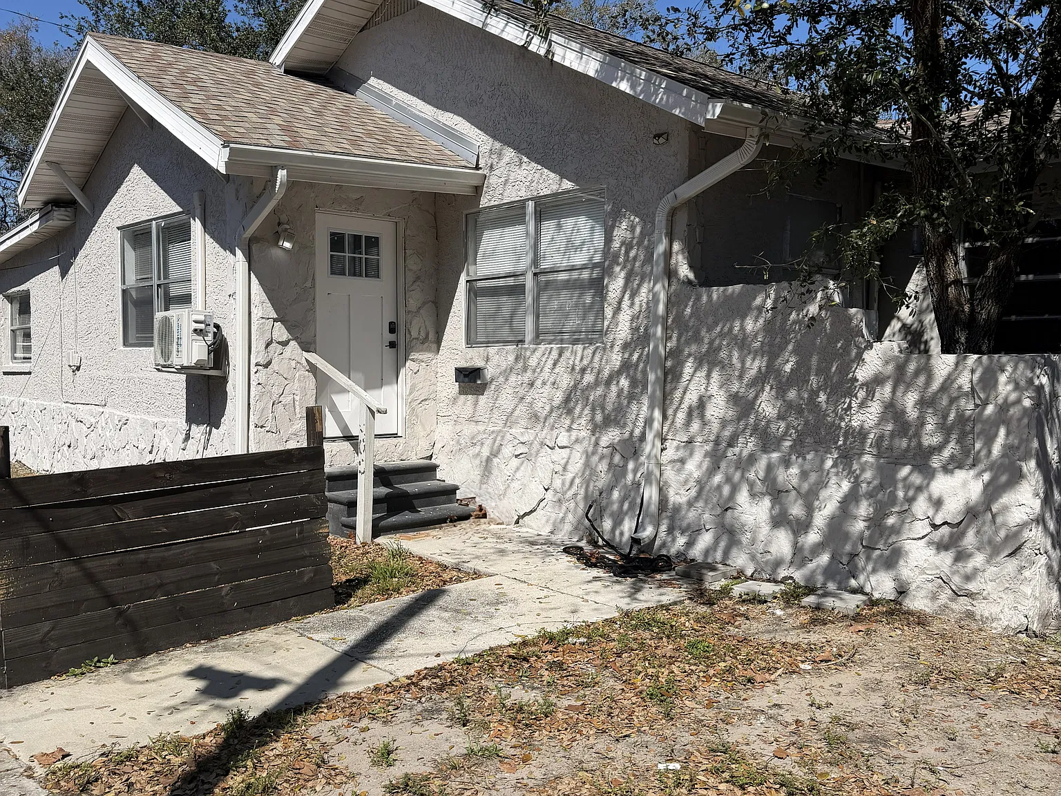 Studio, 300 sqft, $1,100 — Photo 1