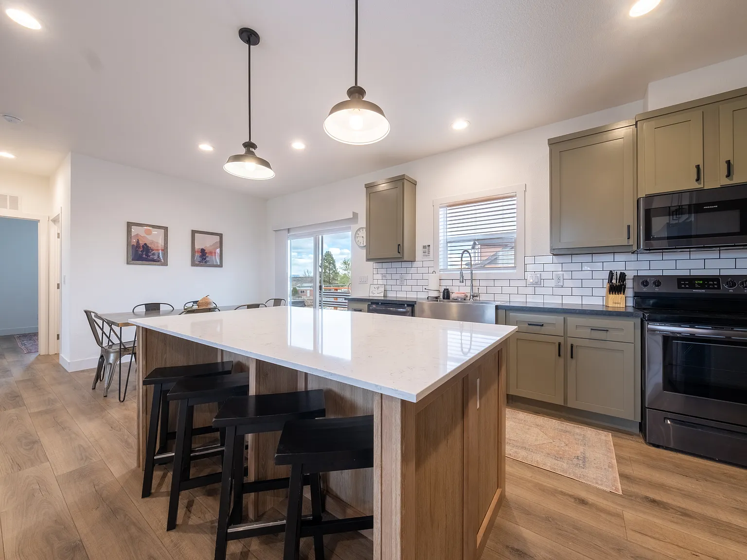 3 bed, 1568 sqft, $2,500 — Photo 1