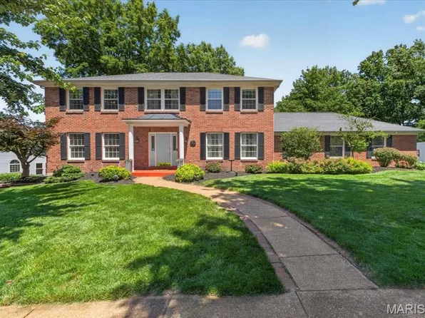 2416 Powders Mill Dr, Chesterfield, MO 63005