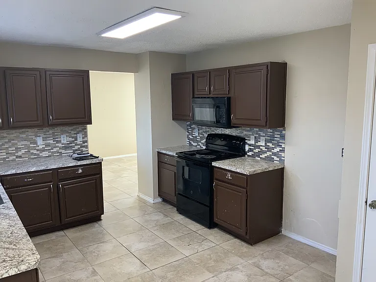 705 Little Fox Ln — Photo 4