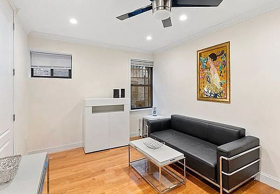 3rd image of 196 Elizabeth St #21