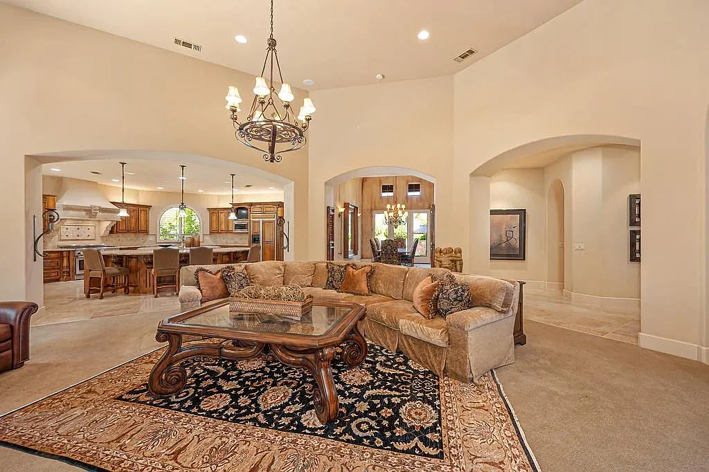 3 bed, 4287 sqft, $6,000 — Photo 4