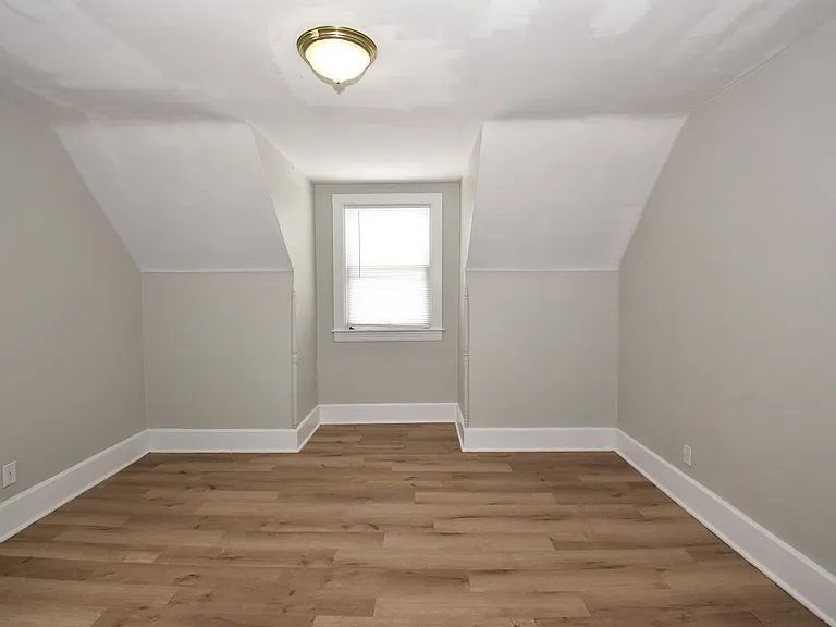 913 E Washington St — Photo 36