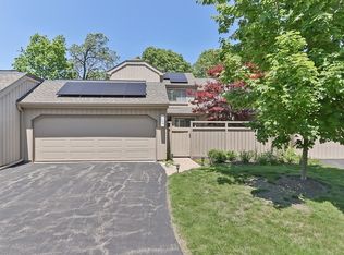 106 W Hunt Trl, Barrington, IL 60010