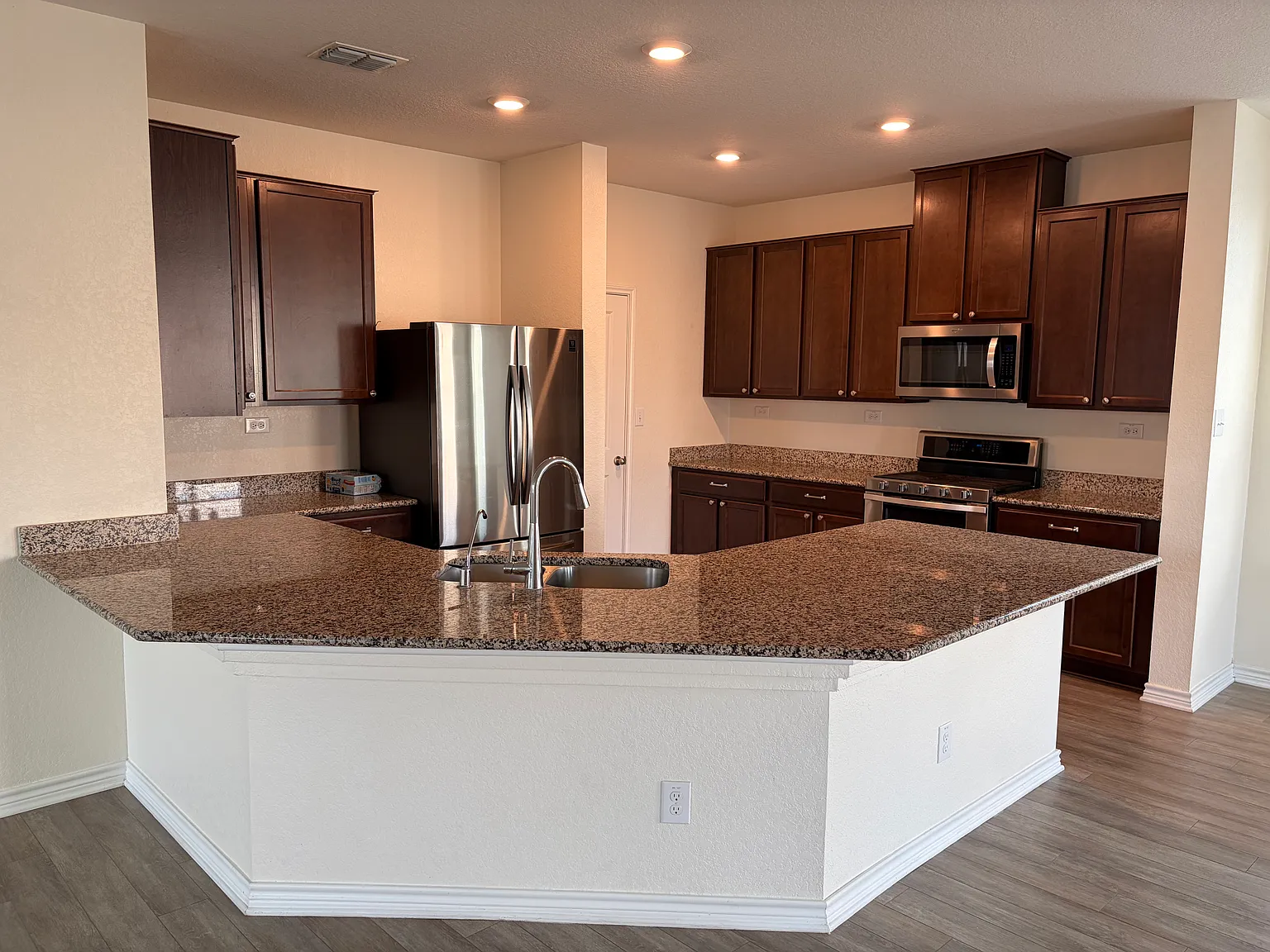 3 bed, 1645 sqft, $1,700 — Photo 3