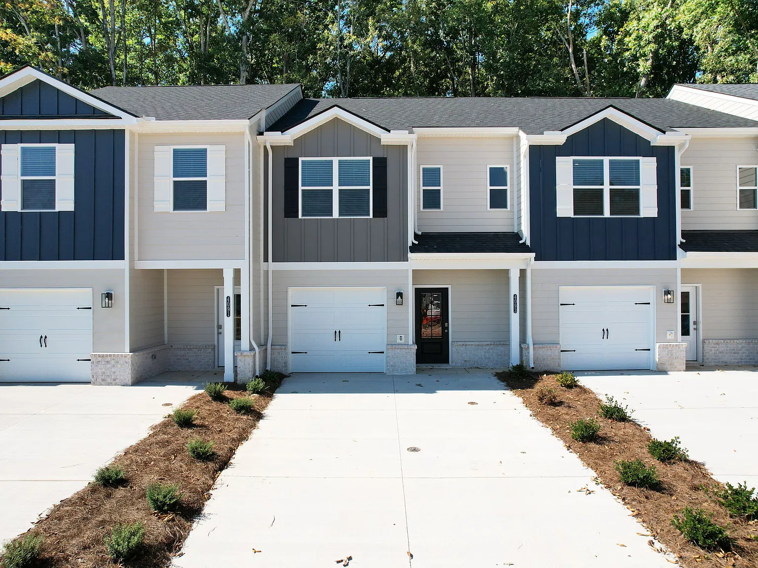 First Month Rent Free! 3bd/2ba Townhouse With Garage — Photo 2