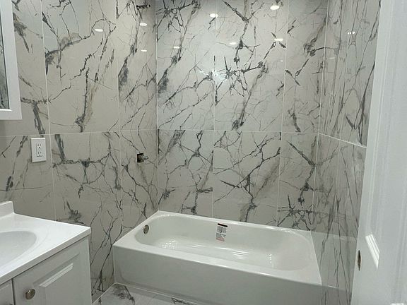 2nd image of 1043 Longfellow Ave #2R