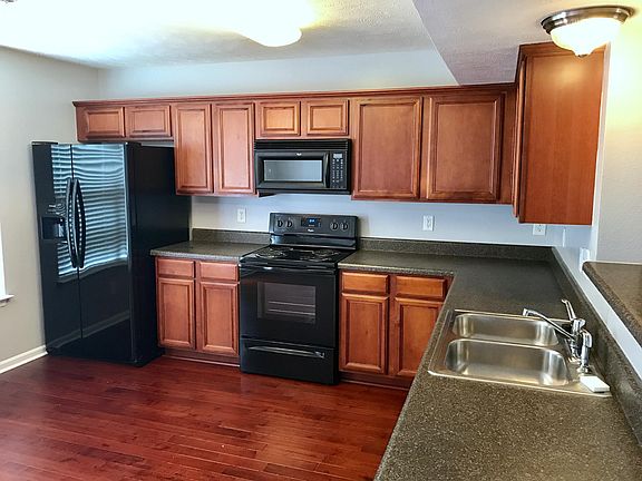Kitchen, excellent condition, brand new fridge!