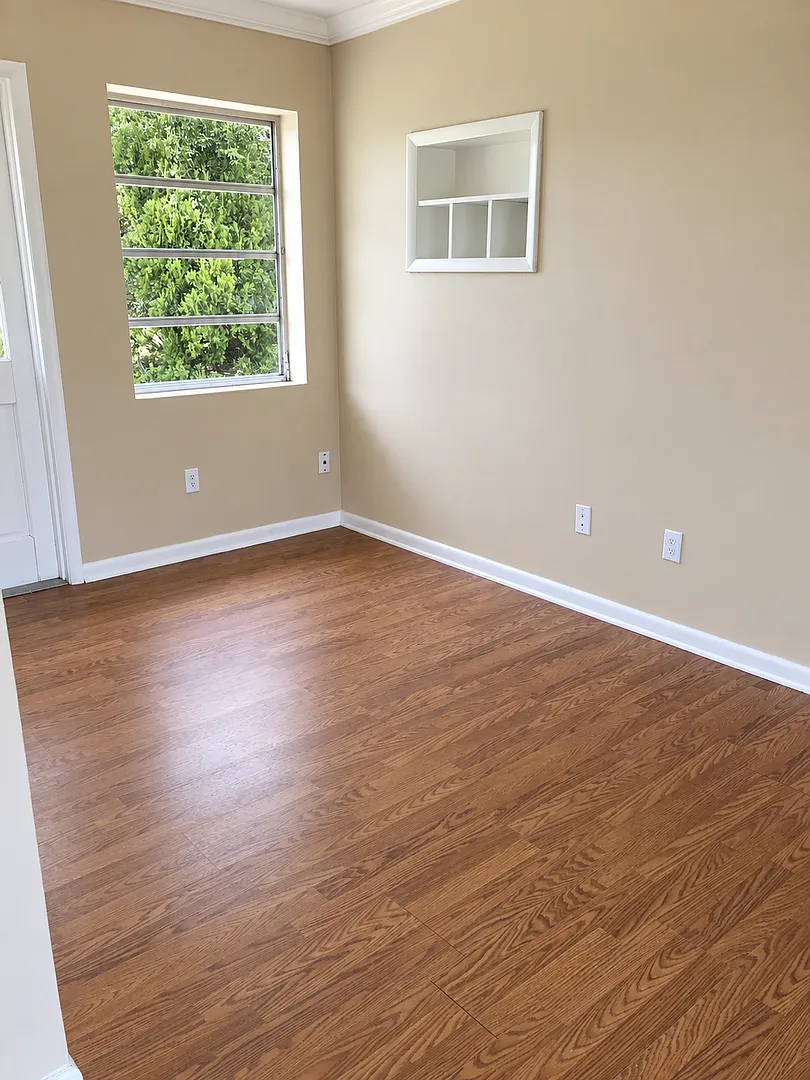 1st Month Free Rent 2 Bed 1 Bath Home | Pet Friendly | Washer Dryer Hook Ups | Section 8 Welcome — Photo 3