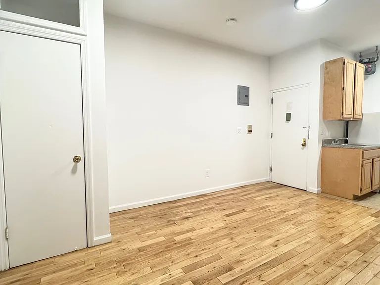 308 E 6th St #4 — Photo 6