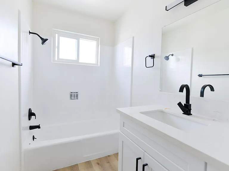 239/241 Avenida Pelayo — Photo 18