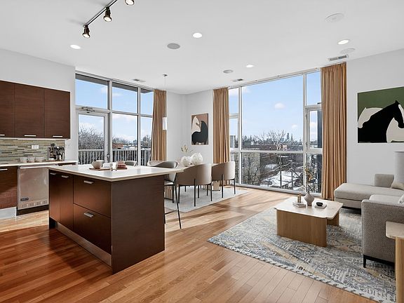 4th image of 1550 W Cornelia Ave #401