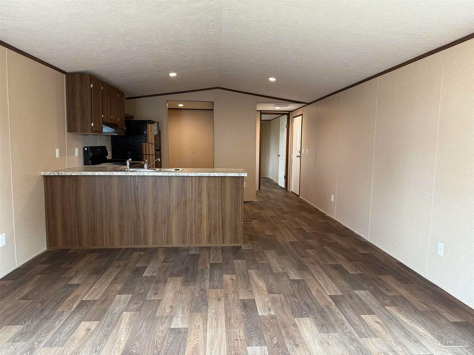 3 bed, 1038 sqft, $1,095 — Photo 2
