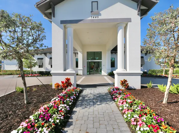 7352 Rockefeller Dr, Naples, FL 34119