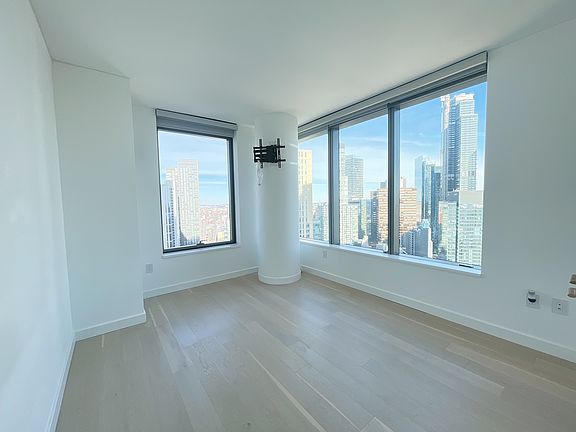 4th image of 3 Court Sq APT 3107