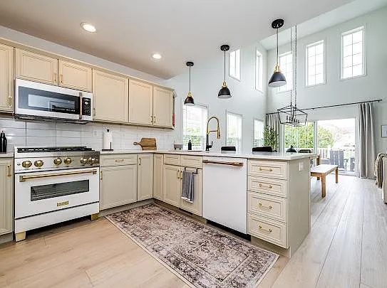 428 Island Pointe Dr — Photo 4