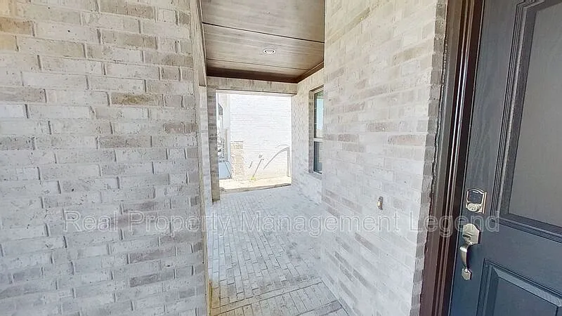 4 bed, 2.5 bath, 2500 sqft, $2,700 — Photo 4