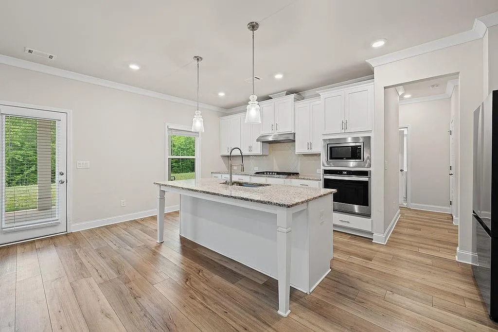 4 bed, 3.0 bath, 3114 sqft, $3,200 — Photo 2